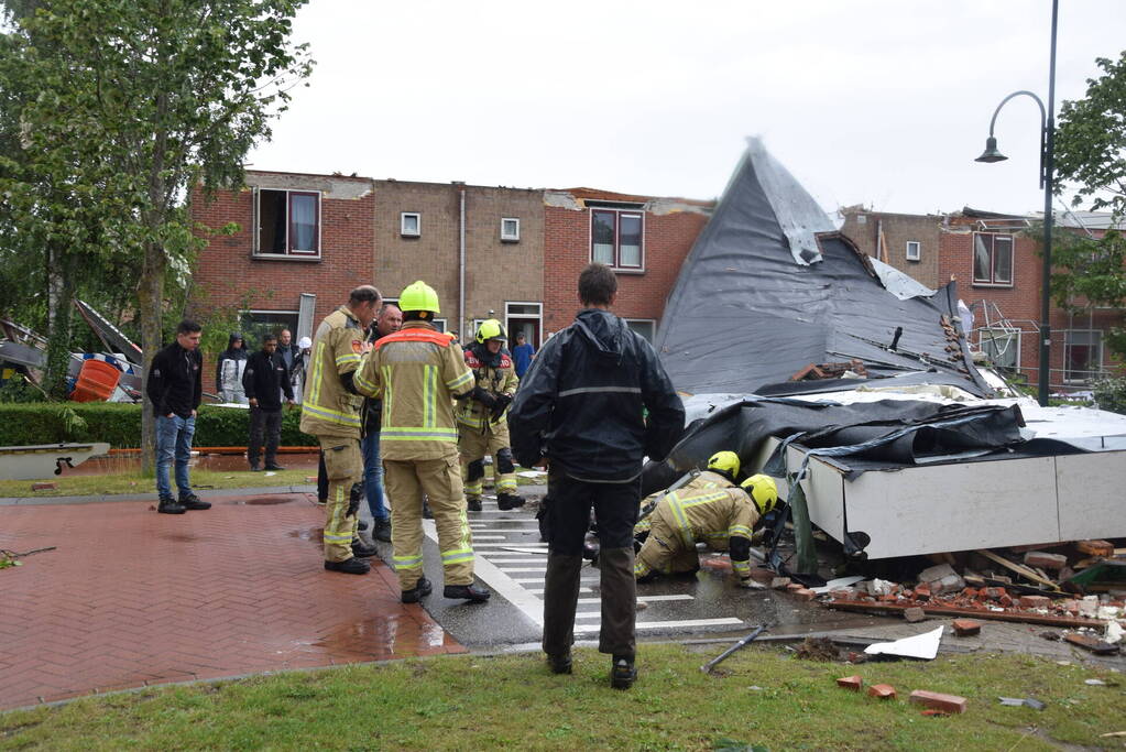 Windhoos richt grote schade aan, een dode