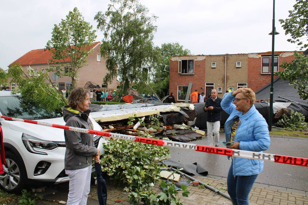 Windhoos richt grote schade aan, een dode