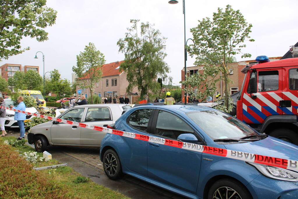 Windhoos richt grote schade aan, een dode