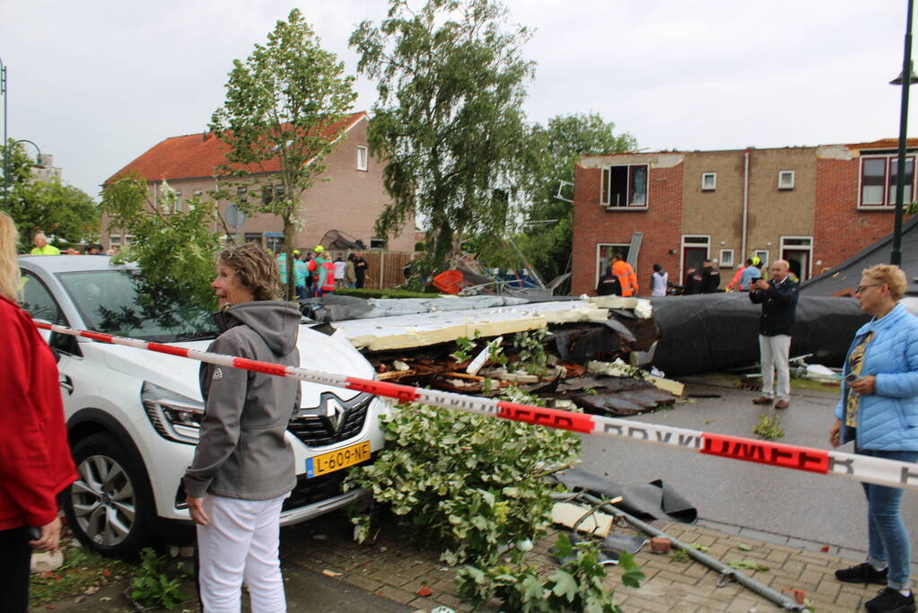 Windhoos richt grote schade aan, een dode