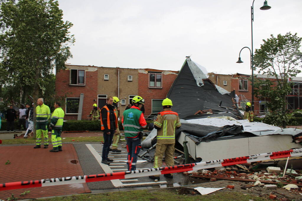 Windhoos richt grote schade aan, een dode
