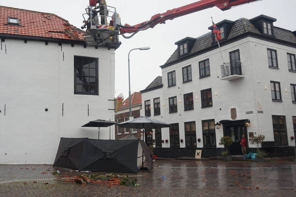 Windhoos richt grote schade aan, een dode