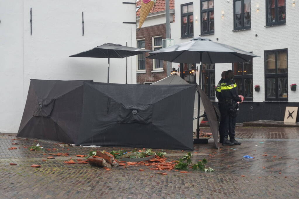 Windhoos richt grote schade aan, een dode