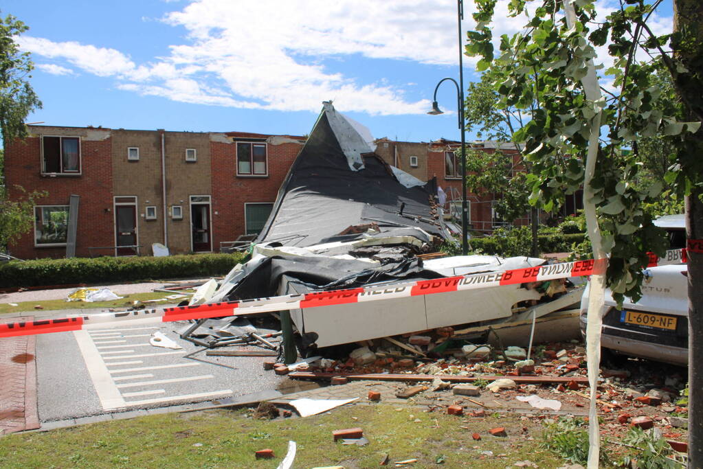 Windhoos richt grote schade aan, een dode