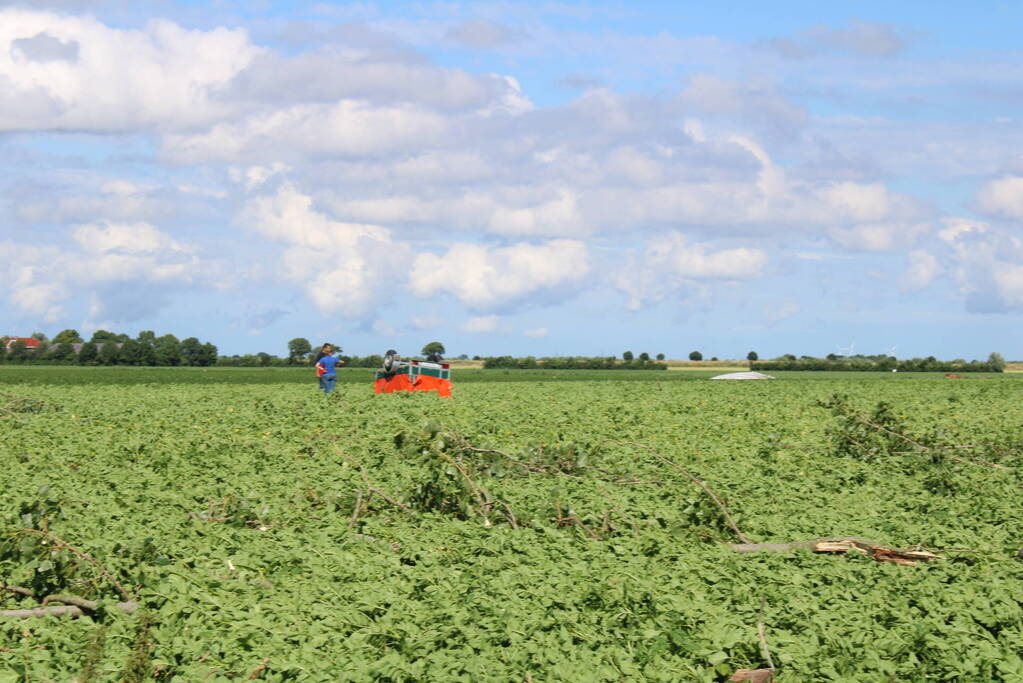 Windhoos richt grote schade aan, een dode