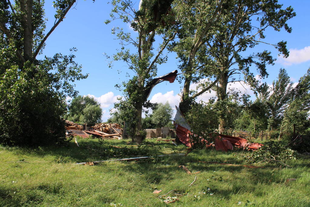 Windhoos richt grote schade aan, een dode