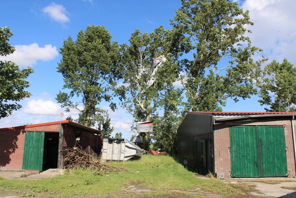 Windhoos richt grote schade aan, een dode