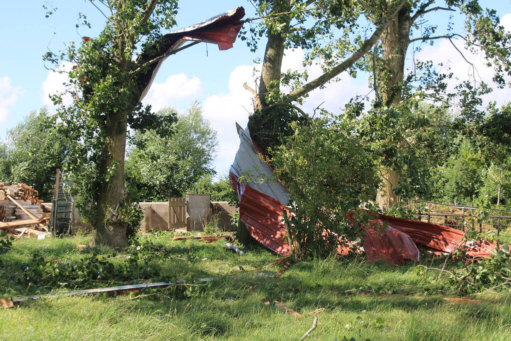 Windhoos richt grote schade aan, een dode