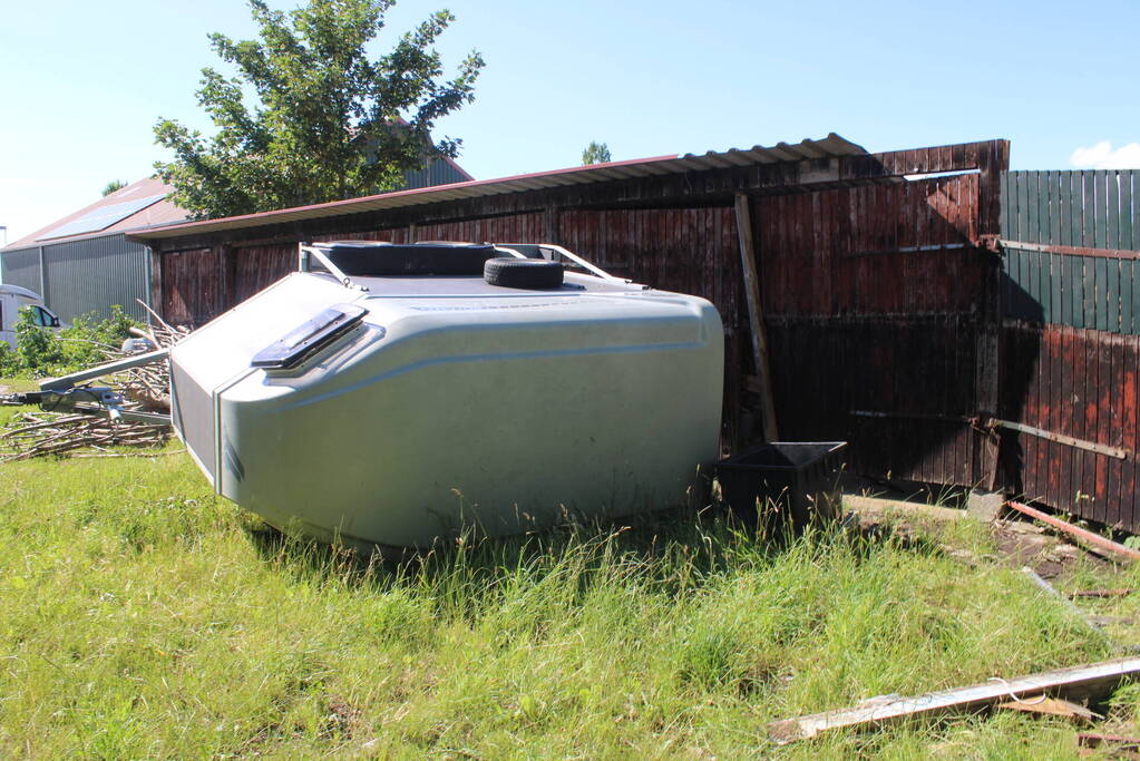 Windhoos richt grote schade aan, een dode