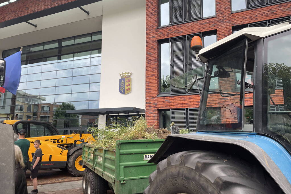 Boze boeren protesteren bij gemeentehuis
