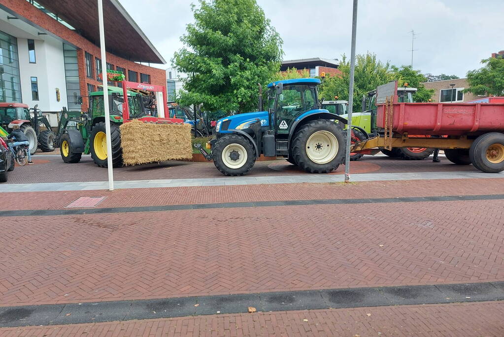 Boze boeren protesteren bij gemeentehuis