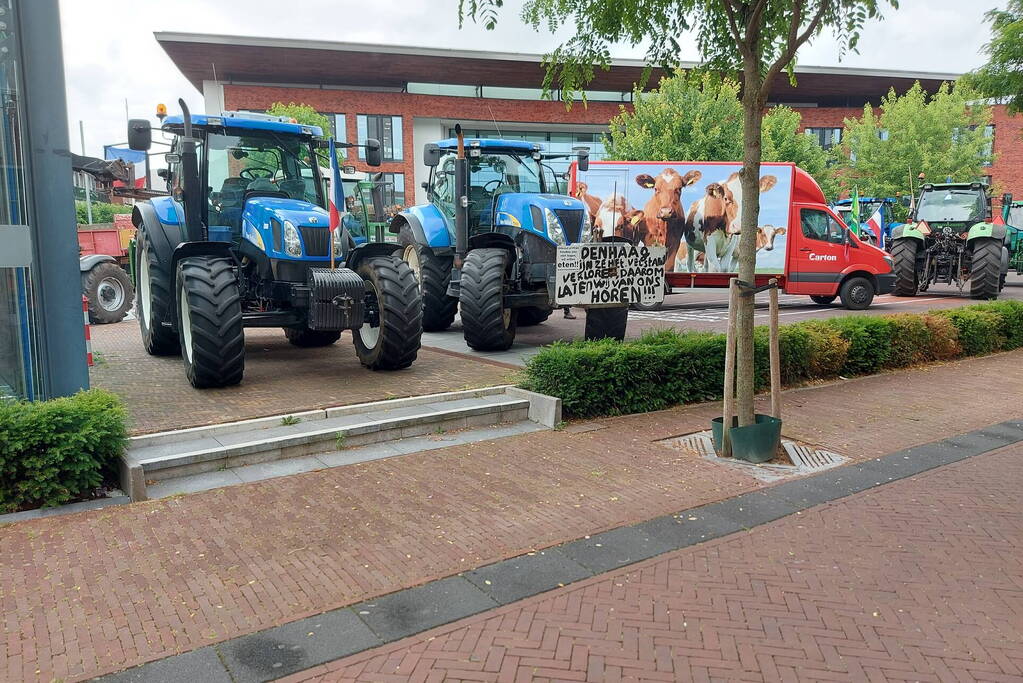 Boze boeren protesteren bij gemeentehuis