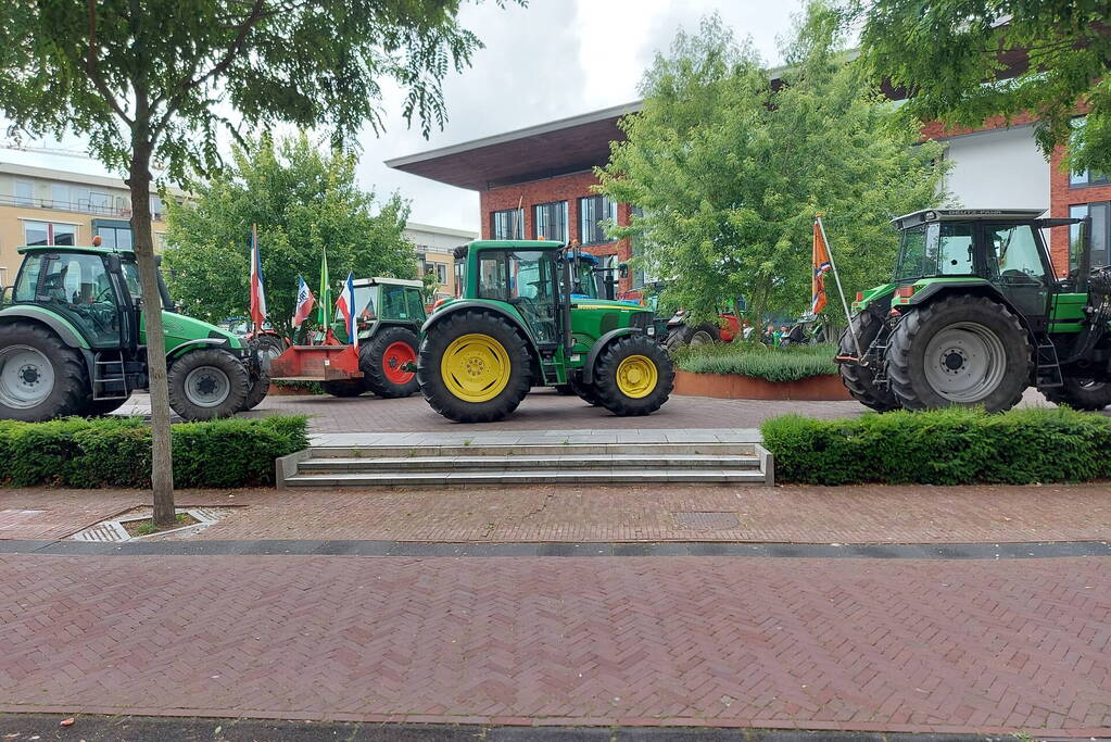 Boze boeren protesteren bij gemeentehuis