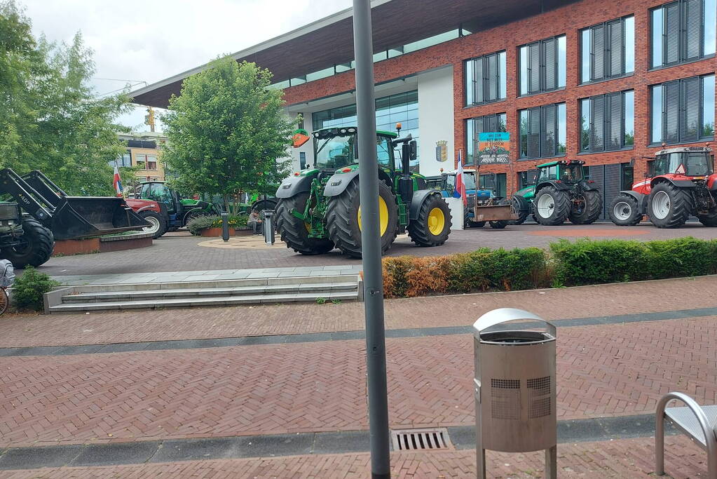 Boze boeren protesteren bij gemeentehuis