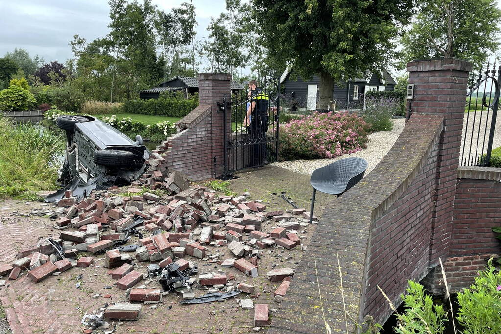 Auto knalt door muur en belandt in het water
