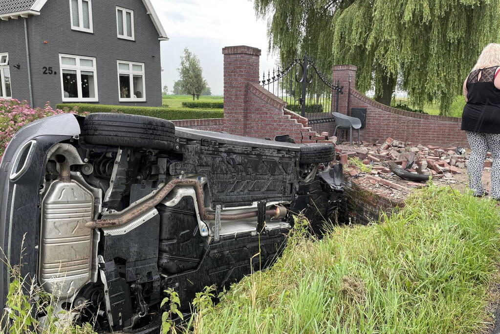 Auto knalt door muur en belandt in het water