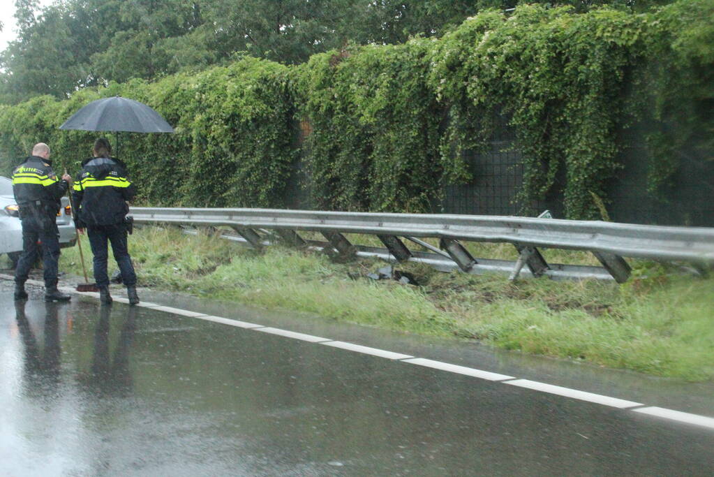 BMW duikt de vangrail en raakte zwaar beschadigd