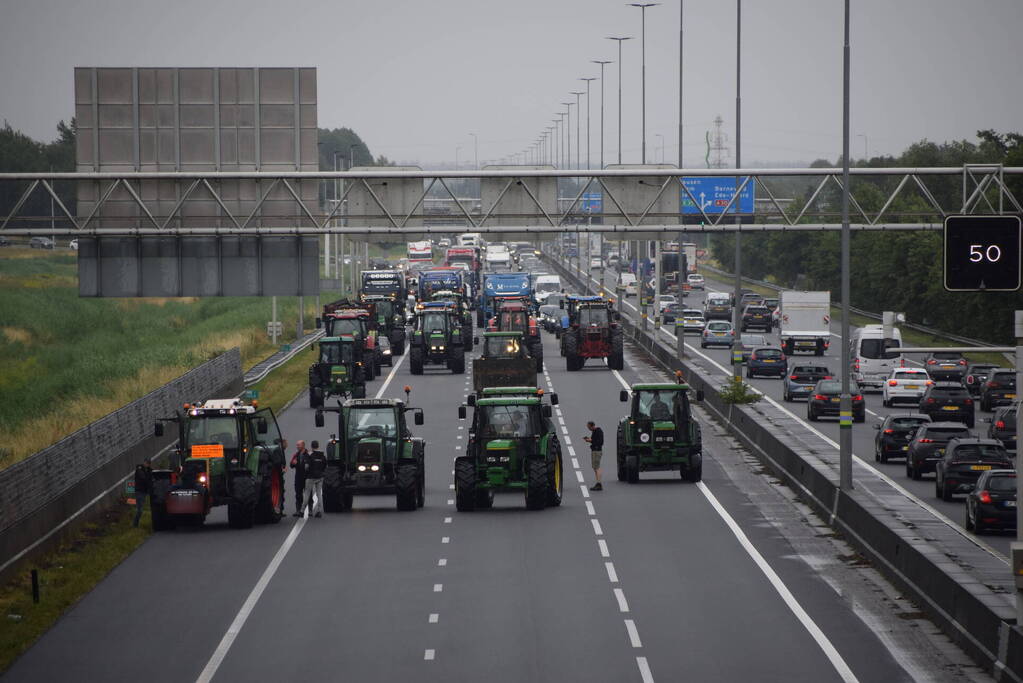Boeren blokkeren snelweg