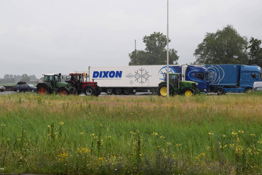 Boeren blokkeren snelweg