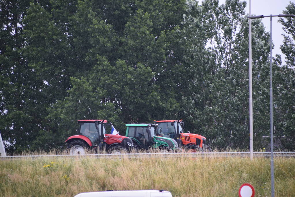 Boeren blokkeren snelweg