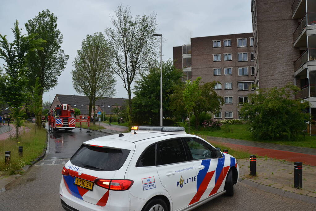 Grote brand door mogelijk blikseminslag in flat