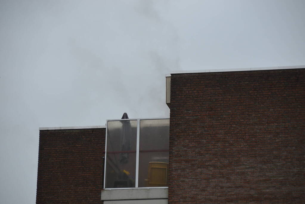 Grote brand door mogelijk blikseminslag in flat