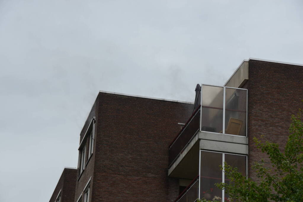 Grote brand door mogelijk blikseminslag in flat