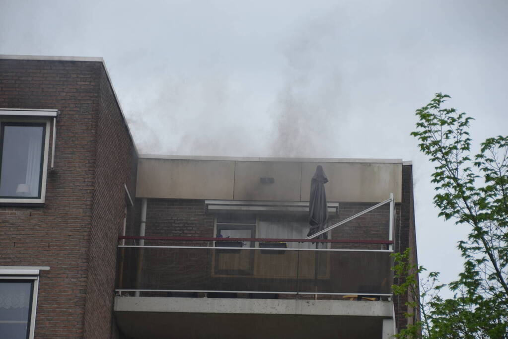 Grote brand door mogelijk blikseminslag in flat