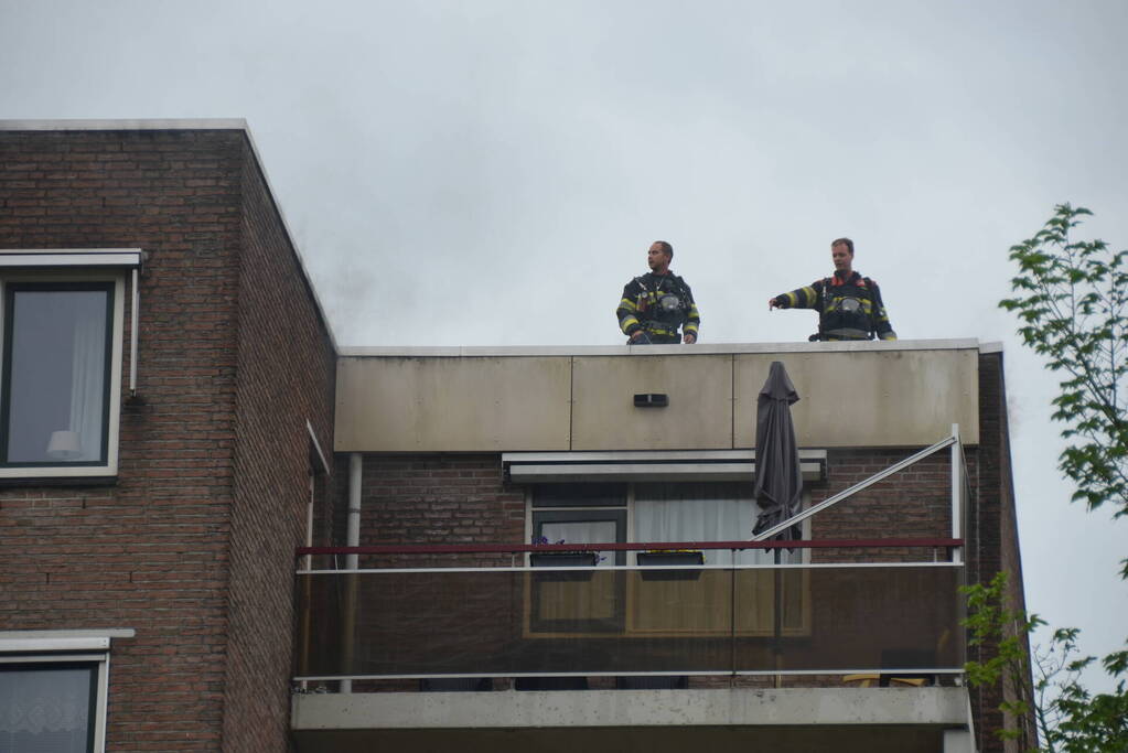 Grote brand door mogelijk blikseminslag in flat
