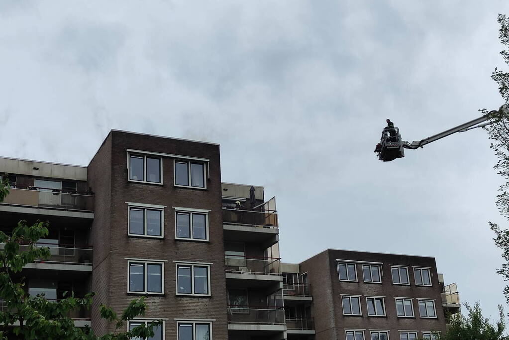 Grote brand door mogelijk blikseminslag in flat