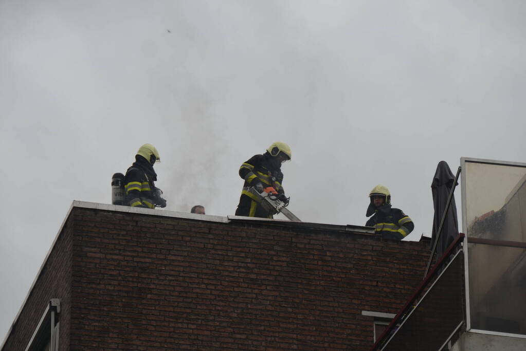 Grote brand door mogelijk blikseminslag in flat