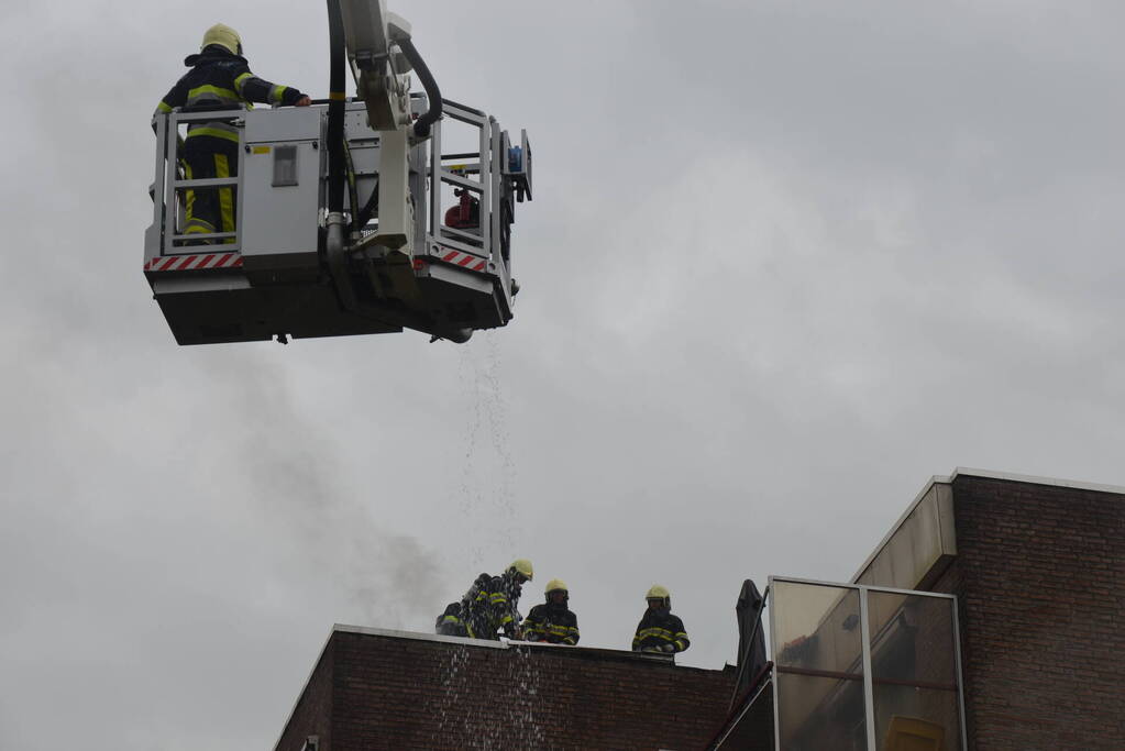 Grote brand door mogelijk blikseminslag in flat