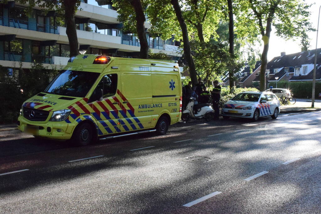 Scooter onderuit door glad wegdek