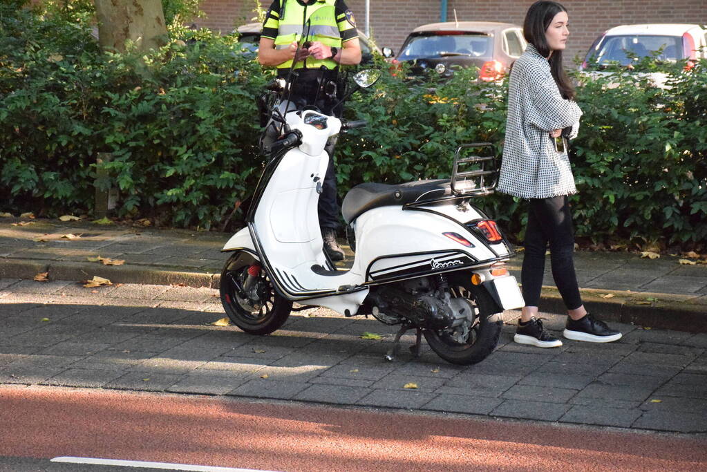 Scooter onderuit door glad wegdek
