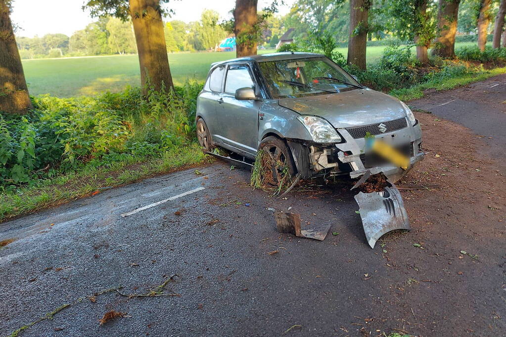 Auto belandt in berm