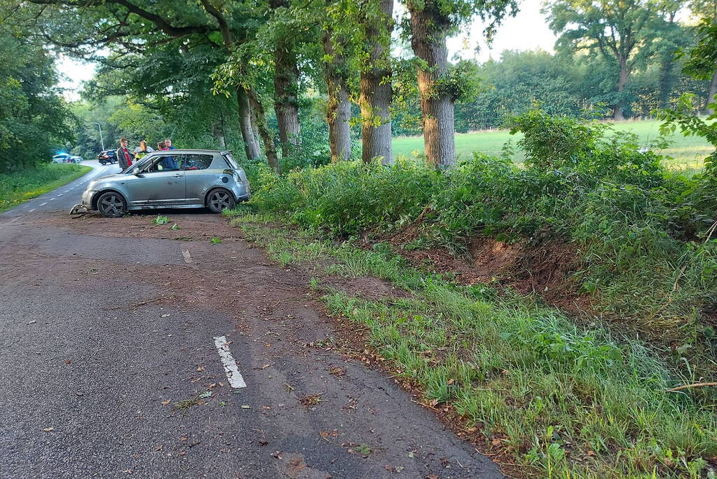 Auto belandt in berm