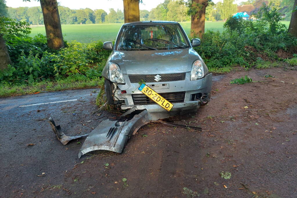 Auto belandt in berm