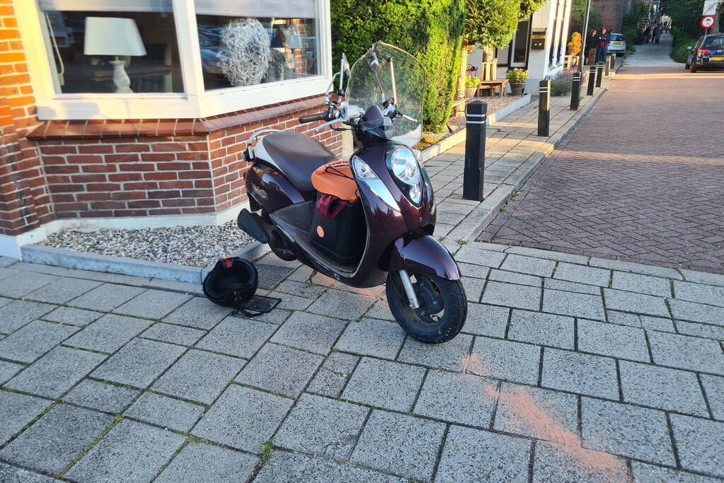 Scooter ten val bij wegversmalling