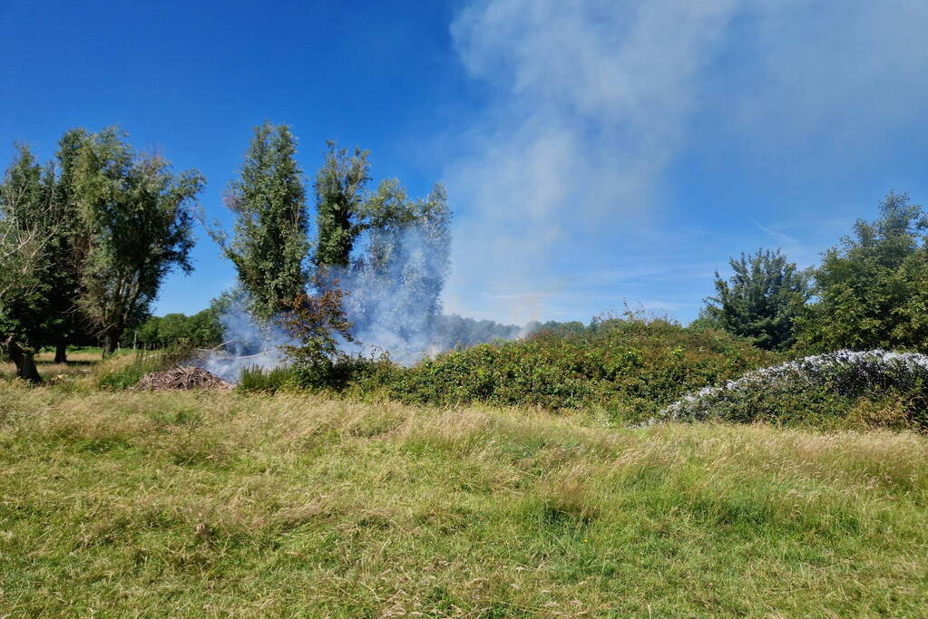 Weg afgesloten door flinke buitenbrand