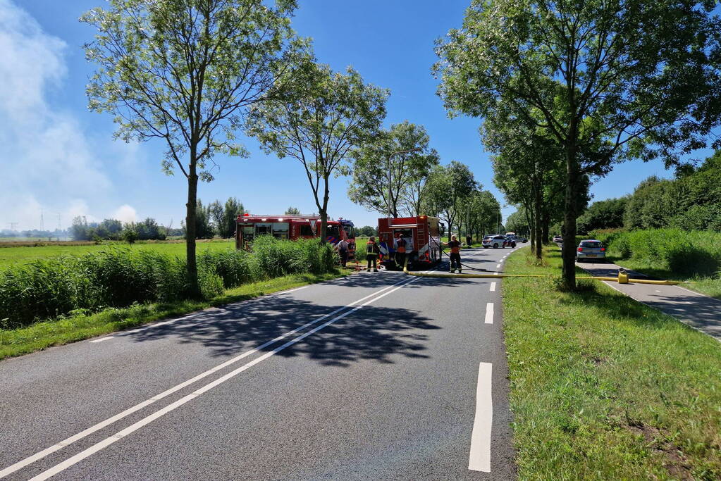 Weg afgesloten door flinke buitenbrand