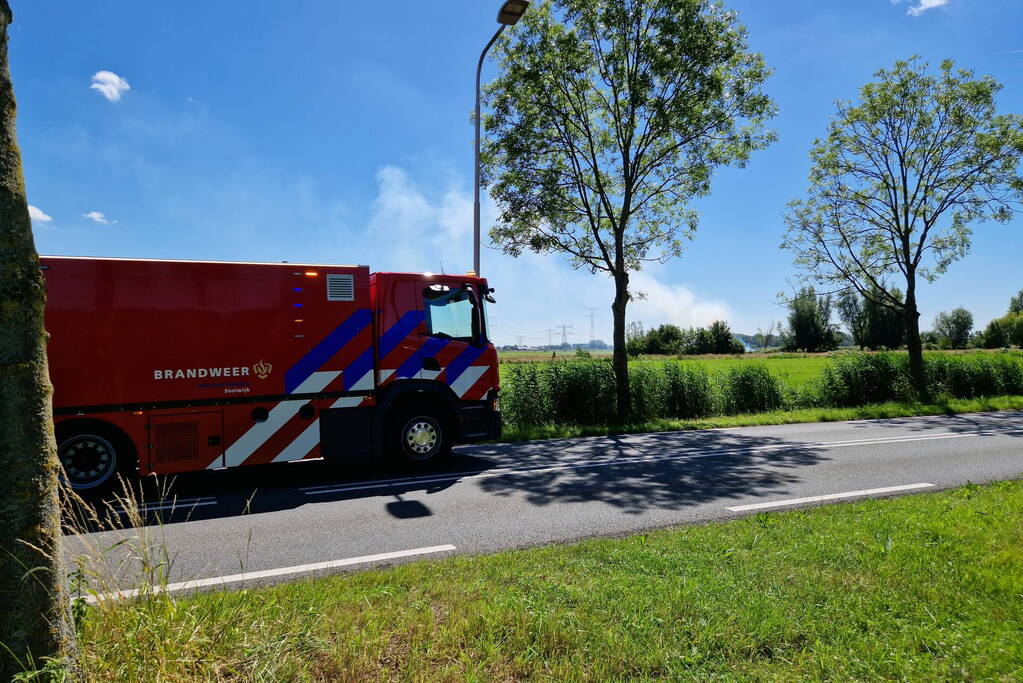 Weg afgesloten door flinke buitenbrand