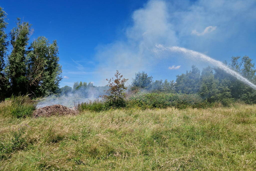 Weg afgesloten door flinke buitenbrand