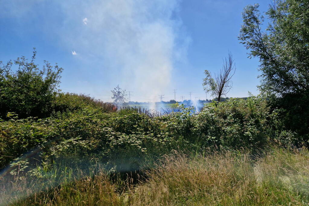 Weg afgesloten door flinke buitenbrand