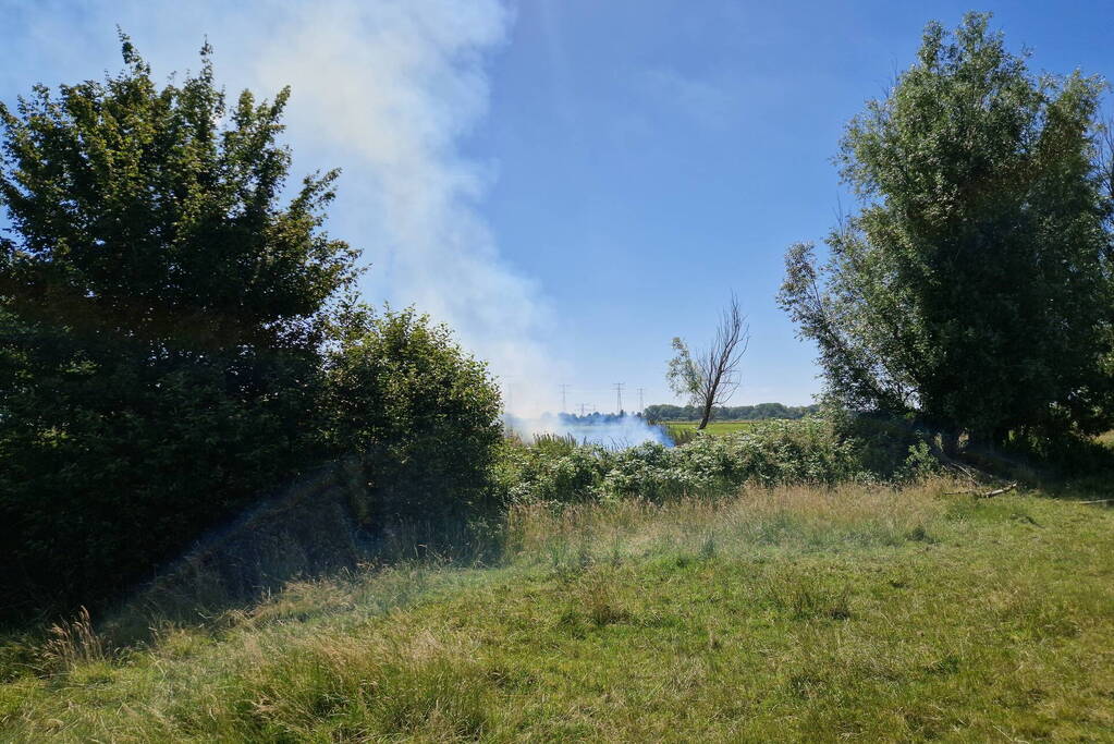 Weg afgesloten door flinke buitenbrand