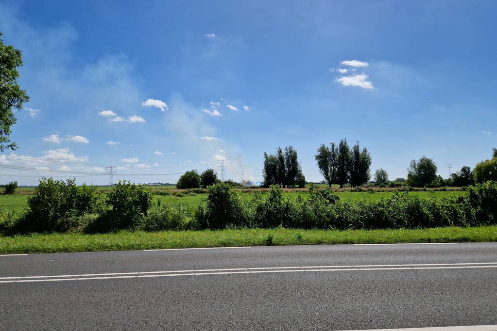 Weg afgesloten door flinke buitenbrand