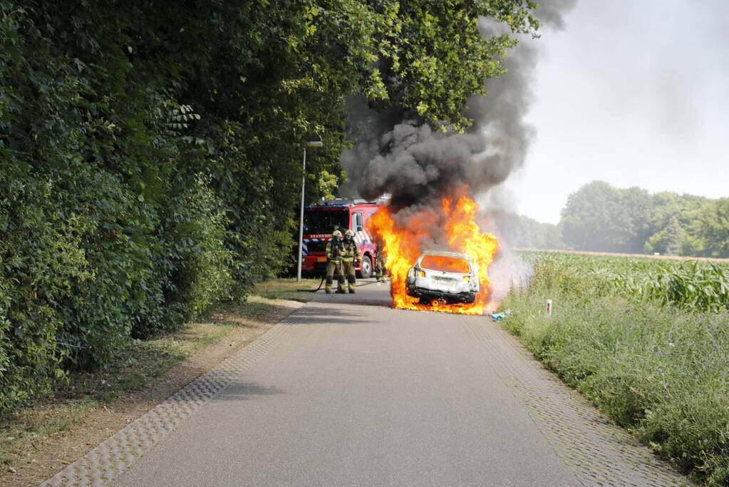 Auto verwoest door uitslaande brand