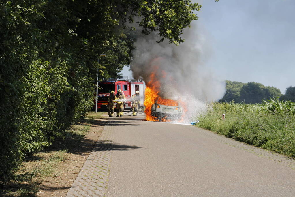 Auto verwoest door uitslaande brand