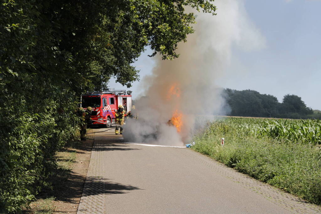 Auto verwoest door uitslaande brand
