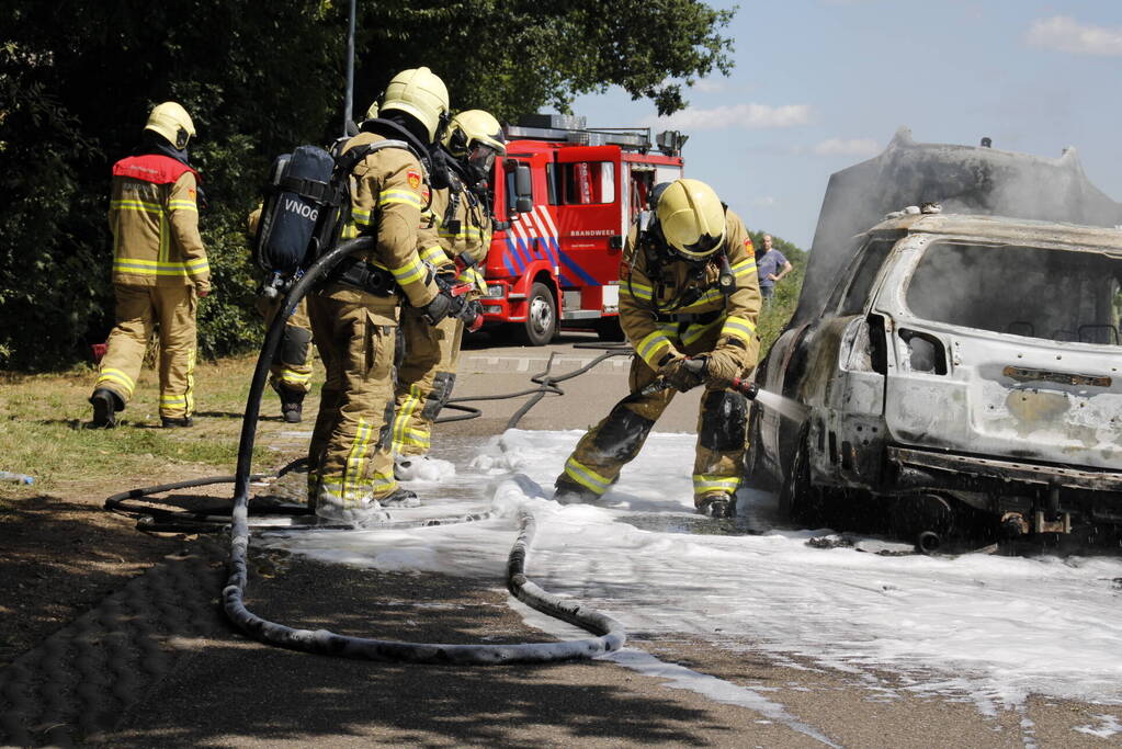 Auto verwoest door uitslaande brand