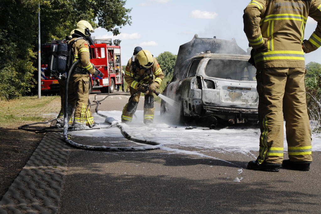 Auto verwoest door uitslaande brand